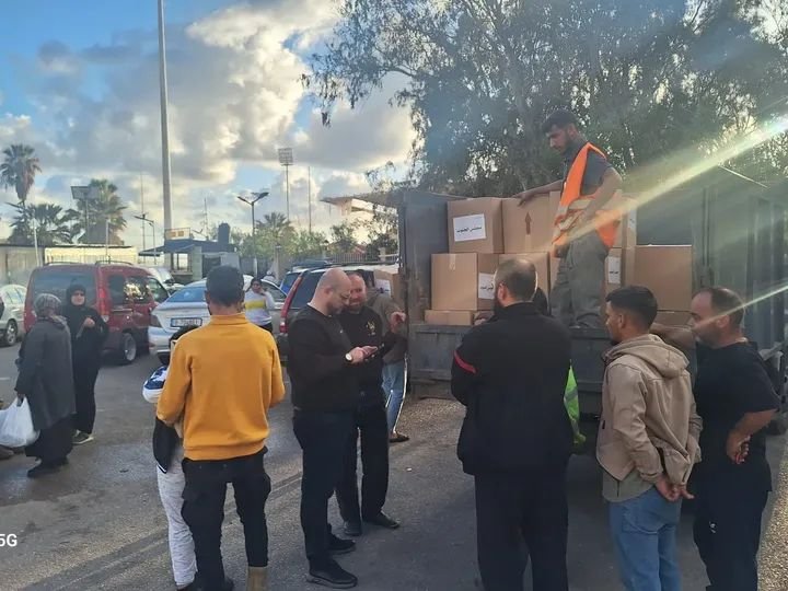 The Sidon Municipality, in cooperation with the South Council and Nabaa Association, is distributing aid to displaced people in the streets of the city while shelters are being arranged for them.