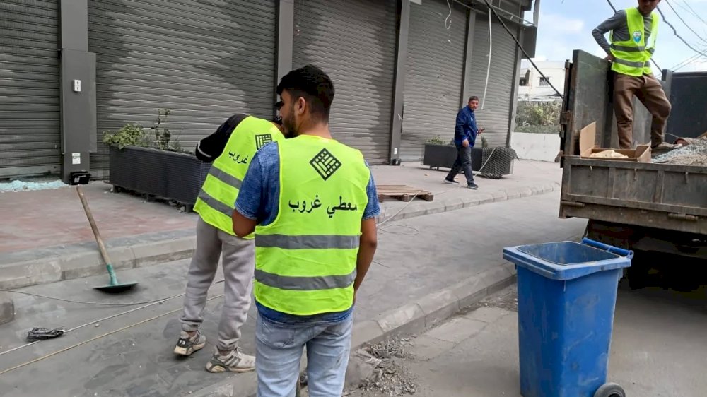 Emergency teams from the municipality of Sidon and the Maati Group company team began removing rubble from the vicinity of the targeted site in Sidon.