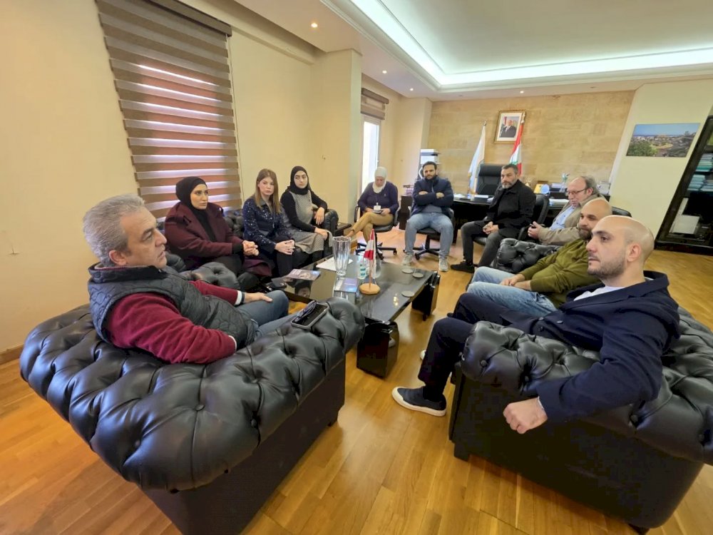 Engineer Mustafa Hijazi discusses the needs of shelters with pharmacist Dr. Omar Marjan, head of the 