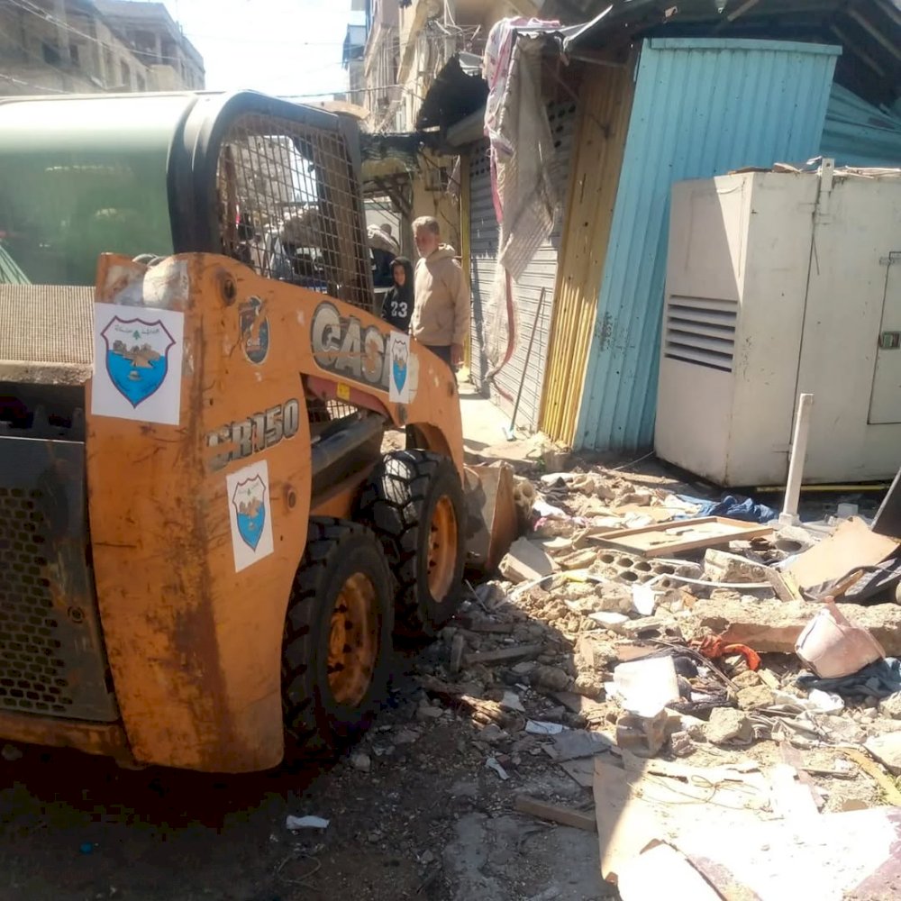 Saida Municipality clear rubble in Taamir Ain al-Hilweh